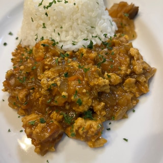 安い鶏ひき肉でドライカレー